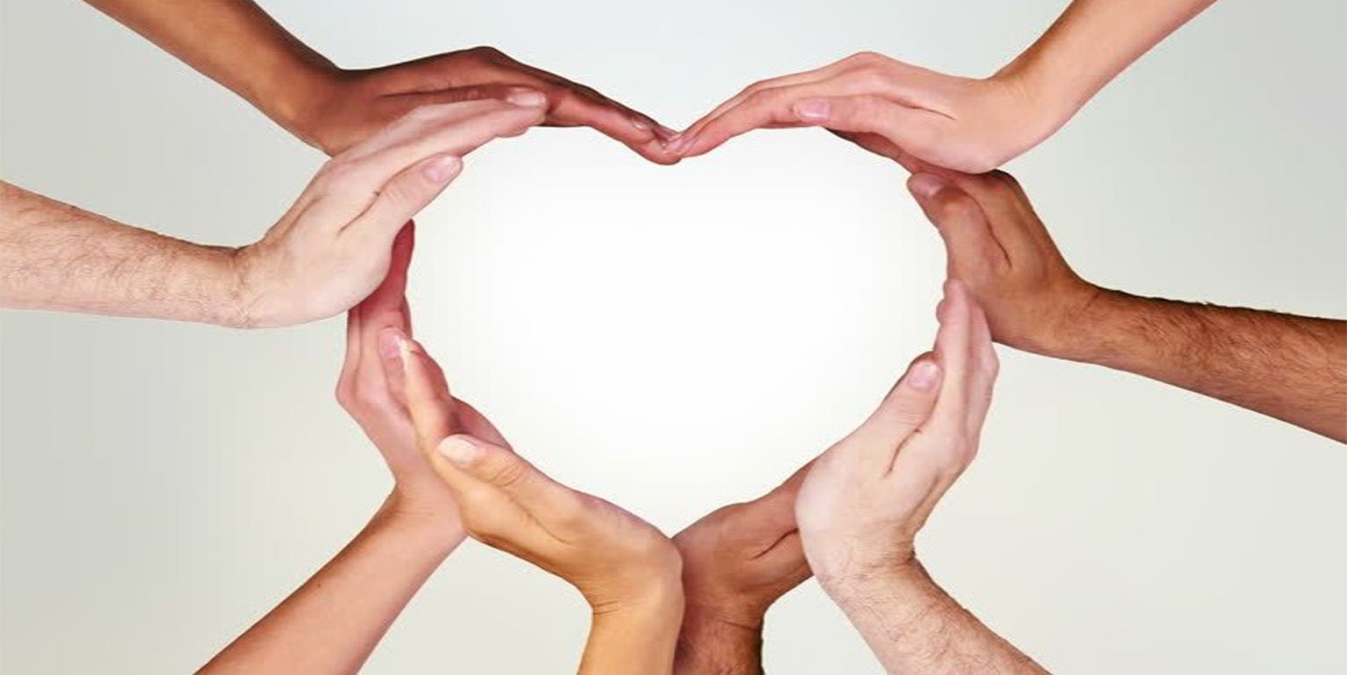 Love to join. Сердечко руками. Сердце из ладоней. Сердце в руках. Сердце в руках.